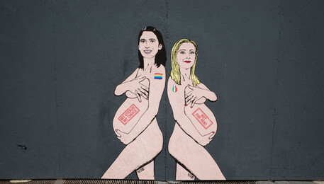 Schlein e Meloni ritratte nude e incinte sui muri di MilanoOpera di aleXsandro Palombo sulla maternità surrogata (ANSA)