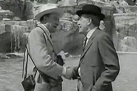 Fermo immagine del film In 'Tototruffa 62', in cui Totò tentava di vendere la Fontana di Trevi ad uno sprovveduto turista per 10 milioni di lire