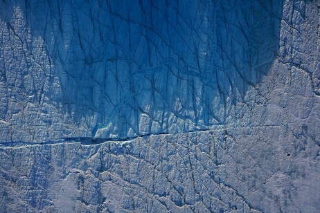 Le fratture nei ghiacciai della Groenlandia fotografate dai droni (fonte: Tom Chudley)