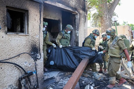 Soldati israeliani in una casa nel kibbutz di Kfar Aza