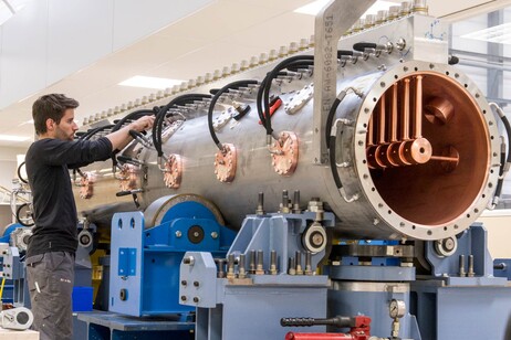 Uno dei serbatoi Linac4 DTL in fase di assemblaggio al CERN (Immagine: Maximilien Brice/CERN)