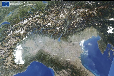 La Pianura Padana avvolta dallo smog (fonte: Ue, Copernicus Sentinel-3)