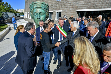 Mattarella a Napoli: striscione, 'Presidente, Scampia vuole tutto'