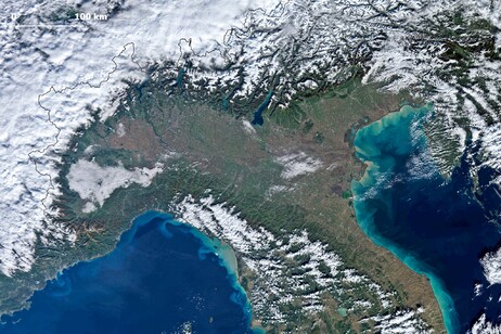 Gli sversamenti delle alluvioni lungo le coste di Toscana, Veneto e Emilia-Romagna, fotografati da Sentinel-3 (fonte: @PlatformAdam via X)
