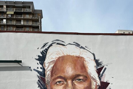 Domani a Napoli moglie Assange inaugura murales a Scampia