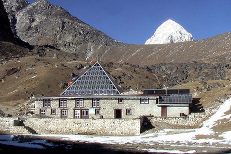 The Cnr Pyramid laboratory, in the Himalayas (fonte: Rick McCharles, da Wikipedia)
