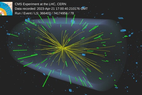Un evento registrato dall’esperimento CMS dopo la ripresa delle collisioni nell’acceleratore Lhc (fonte: CMS, Twitter)