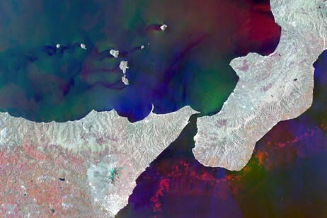 Lo stretto di Messina fotogrfato dal satellite europeo Sentinel 1 (fonte: e-GEOS)
