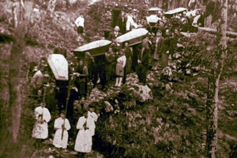 La traslazione delle salme delle vittime del massacro di S.Anna di Stazzema