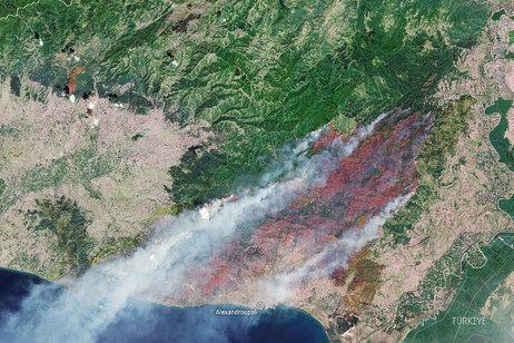 Incendi in Grecia fotografati dai satelliti europei Sentinel 2 (fonte: modified Copernicus Sentinel data (2023), processed by ESA, CC BY-SA 3.0 IGO)