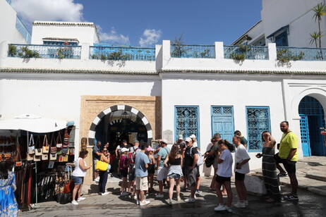 Turisti in gita al villaggio di Sidi Bou Said in Tunisia