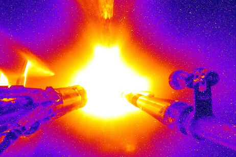 Un’implosione deuterio-trizio alla National Ignition Facility (fonte: Don Jedlovec)