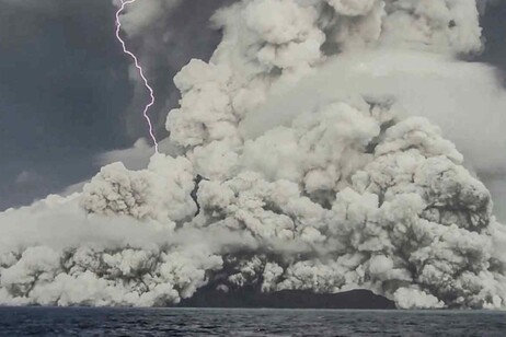 L'eruzione del vulcano Hunga Tonga ha scatenato le correnti sottomarine più forti mai registrate (fonte: Tonga Geological Services/NOAA)