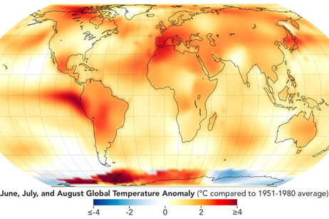 Mappa della temperatura rilevata nell'estate 2023. I valori delle aree più calde sono confrontati con quelli del 1951 e del 1980 (fonte:  NASA Earth Observatory/Lauren Dauphin)