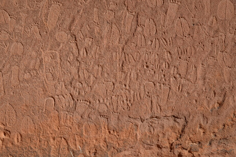  Impronte di esseri umani e animali incise da artisti dell'Età della Pietra (fonte: Andreas Pastoors, CC-BY 4.0)