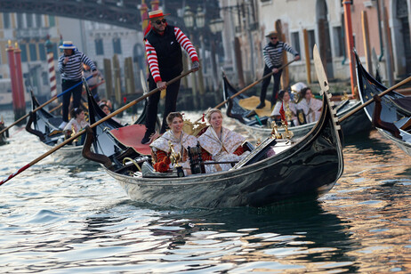 Carnevale Venezia, festa aperta da saltimbanchi e maghi