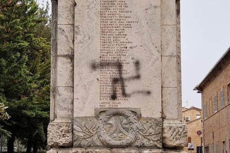 Svastiche e scritta 'w il duce' sul Monumento ai Caduti