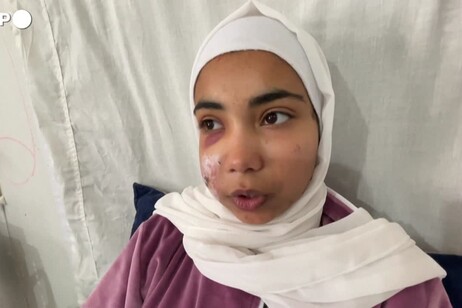 Gaza, 15enne salvata dopo oltre 40 ore trascorse sotto le macerie di un raid israeliano