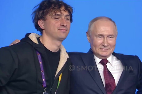 ++ Italian artist Jorit poses with Putin in Sochi ++