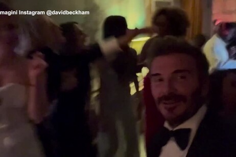 Victoria Beckham balla con le Spice Girls per i suoi 50 anni
