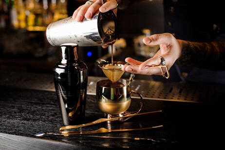 Un bartender prepara un cocktail foto iStock.