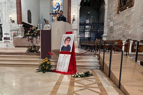 Donna uccisa ad Andria, a funerale scarpe rosse vicino altare