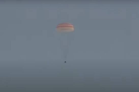 Il rientro della Soyuz, poco prima dell'atterraggio (fonte: NASA TV)