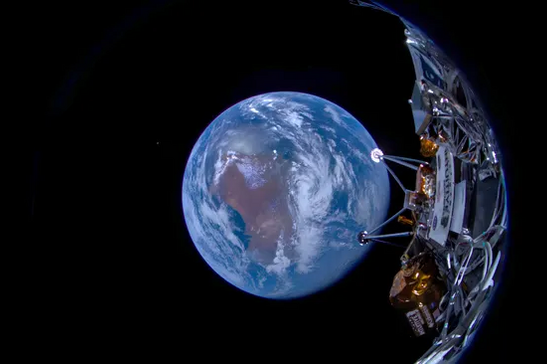 Il selfie trasmesso il 16 febbraio 2024 dal lander lunare Odysseus di Intuitive Machines mostra parte di un'astronave color argento e oro con la sfera della terra e l'oscurità dello spazio sullo sfondo. (Credito immagine: Macchine intuitive tramite X)