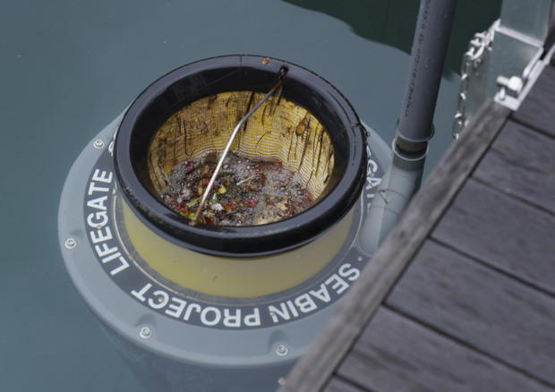 Il Seabin per la cattura dei rifiuti di Portopiccolo © ANSA