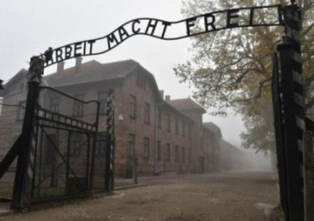 La scritta Arbeit macht frei (Il lavoro rende liberi) all'ingresso del campo di sterminio nazista ad Auschwitz © ANSA