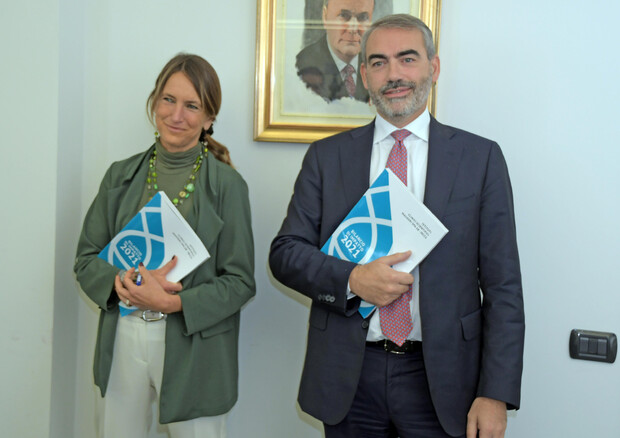 Il presidente Luca Damiani e la responsabile del beneficio comune, Chiara Maugeri, durante il lancio del bilancio di impatto a Pavia © ANSA