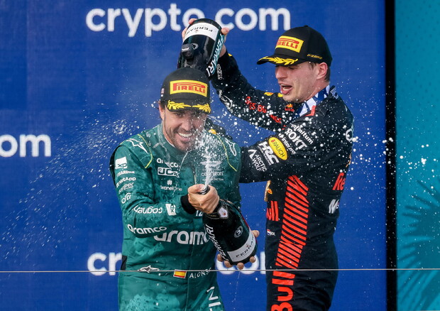 Max Verstappen e Fernando Alonso © EPA