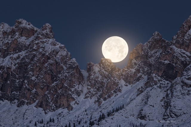 Luna e Marte appena uscito dall'occultazione, tramontano dietro le Rocchette di Prendera, sulle Dolomiti. E' stato l'ultimo evento astronomico di rilievo del 2022 (fonte: Alessandra Masi / UAI)