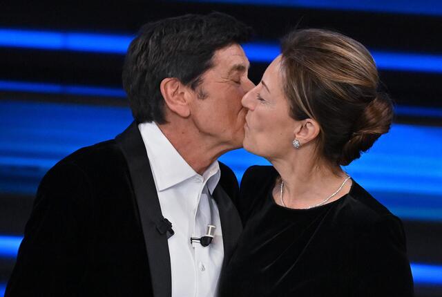 Il bacio tra Gianni Morandi e la moglie Anna