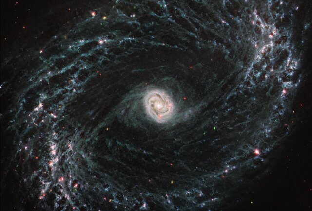 La galassia a spirale NGC 1433 fotografatadal telescopio Webb, ricca di stelle nascenti che emergono dalla fitta rete di gas e polveri (fonte: NASA, ESA, CSA, and J. Lee/NOIRLab, A. Pagan/STScI)