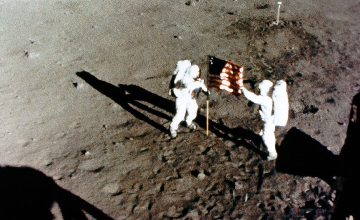 Armstrong e Aldrin issano la bandiera americana sulla superficie lunare durante la missione Apollo 11 (fonte: NASA Apollo Archive) © Ansa