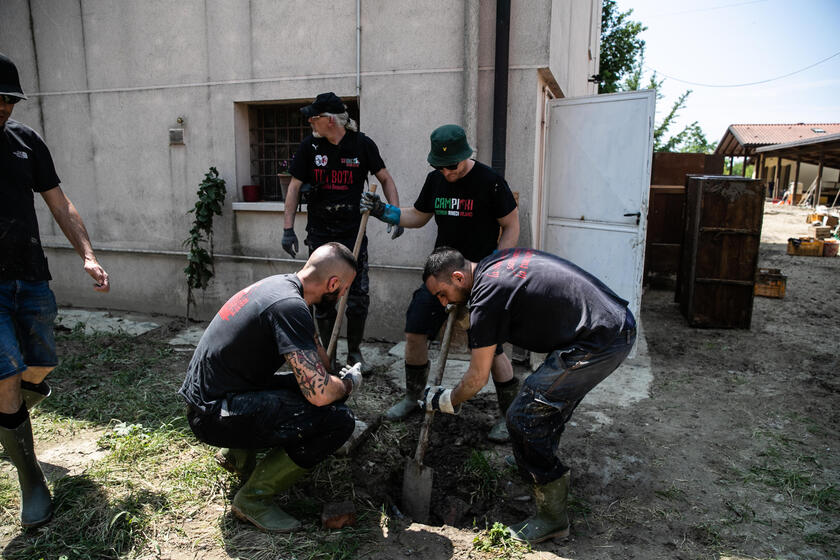 Maltempo: ultras curva Sud Milan in Emilia Romagna, aiuti per gli alluvionati - RIPRODUZIONE RISERVATA