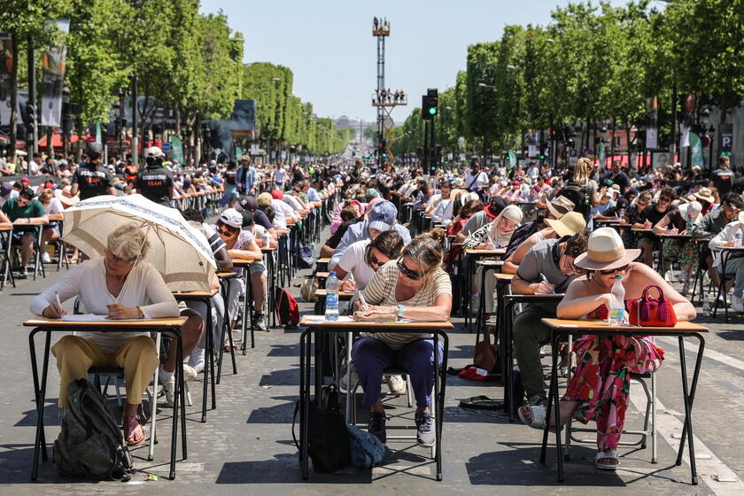Un dettato sugli Champs-Élysées, si tenta il record © ANSA/EPA