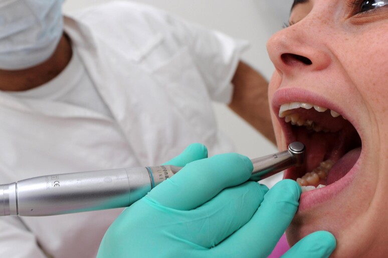 Boom di problemi dentali - RIPRODUZIONE RISERVATA