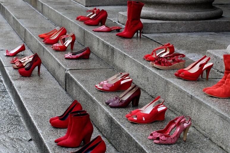 Scarpe rosse simbolo della lotta alla violenza sulle donne - RIPRODUZIONE RISERVATA