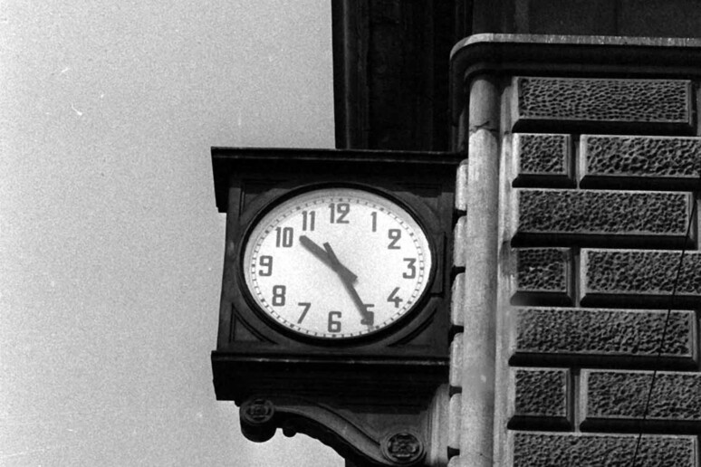 L 'orologio all 'esterno della stazione di Bologna, distrutta dall 'esplosione della bomba esplosa il 2  agosto 1980, fermo sulle 10.25, l 'ora della strage - RIPRODUZIONE RISERVATA