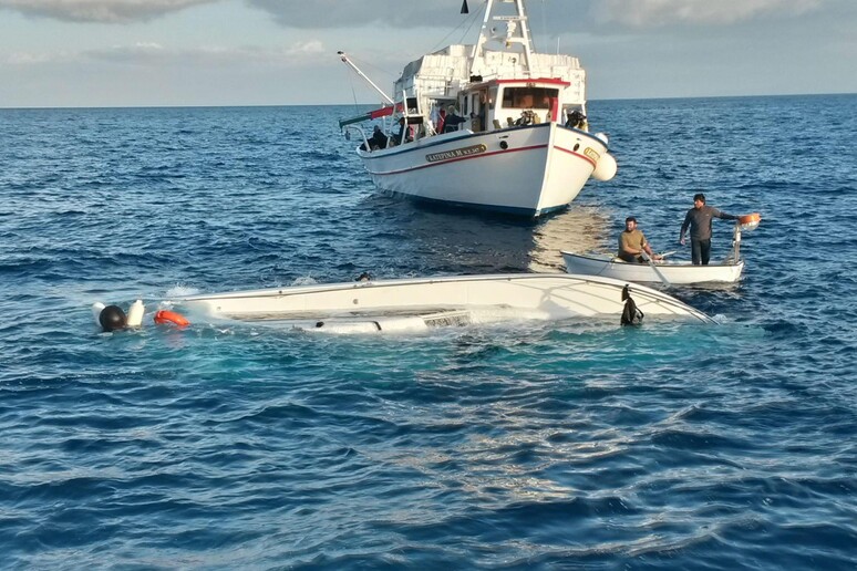 Migranti: naufragio nell 'Egeo, morti 4 bambini - RIPRODUZIONE RISERVATA