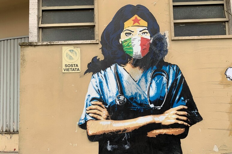 Codogno, restaurato il murale con la Wonder Woman anti Covid (ANSA/MAZZA) - RIPRODUZIONE RISERVATA