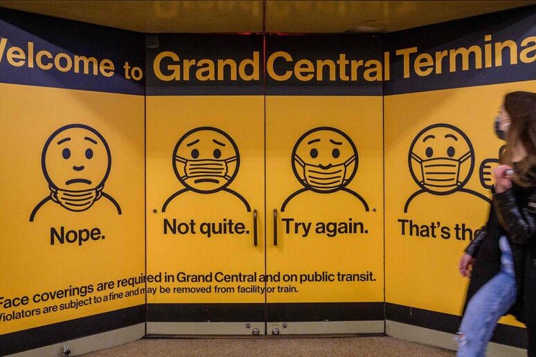 Su un poster le indicazioni sul corretto uso delle mascherine alla stazione Grand Central Terminal di New York © ANSA/AFP