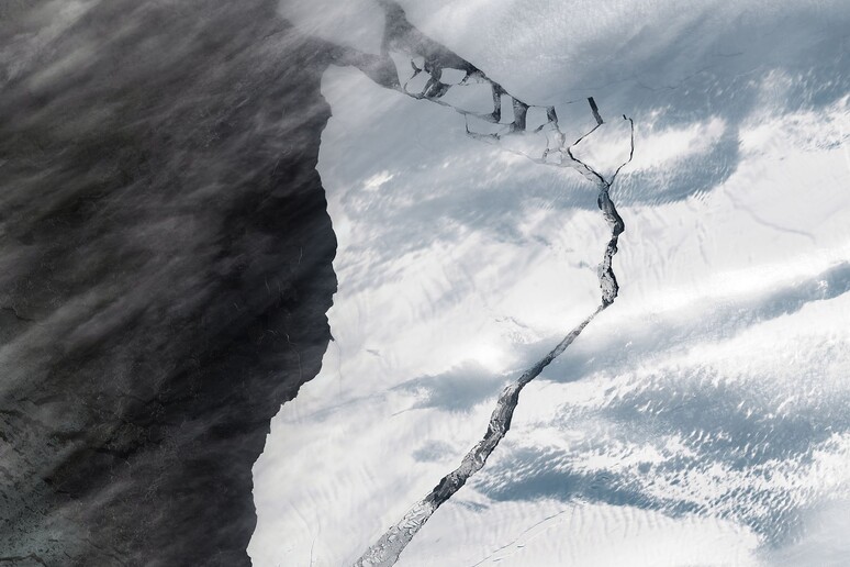 Il distacco dell 'iceberg A47 dalla piattatorma Ross, in Antartide (fonte: NASA Earth Observatory image by Joshua Stevens, Landsat data from USGS Geological Survey,  and © OpenStreetMap contributors via CC BY-SA 2.0./NASA GSFC/UMBC JCET) - RIPRODUZIONE RISERVATA