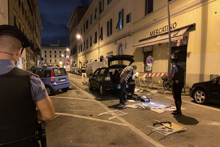 Maxi rissa in centro Livorno,danni a locali e mezzi in sosta - RIPRODUZIONE RISERVATA