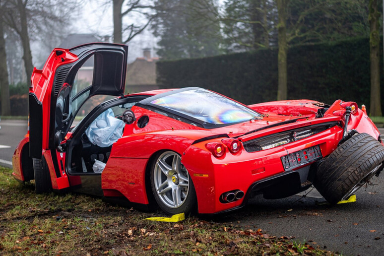 Ferrari Enzo, sbanda sul bagnato e sono danni milionari - RIPRODUZIONE RISERVATA
