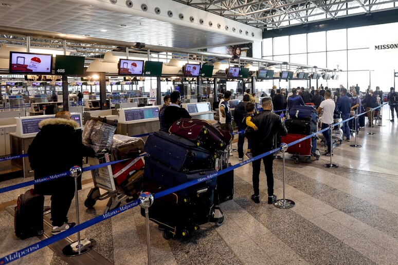 Aeroporti:in Italia in 2021 -113 milioni viaggiatori su 2019 - RIPRODUZIONE RISERVATA