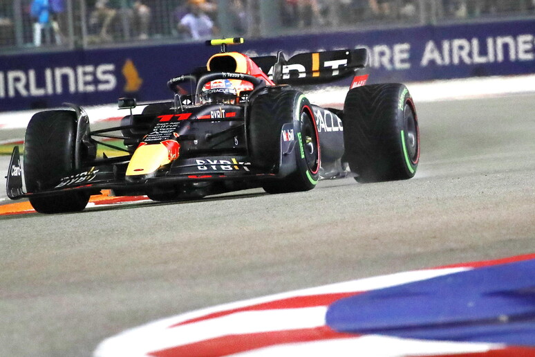 A Singapore vince Perez davanti a Leclerc e Sainz © ANSA/EPA
