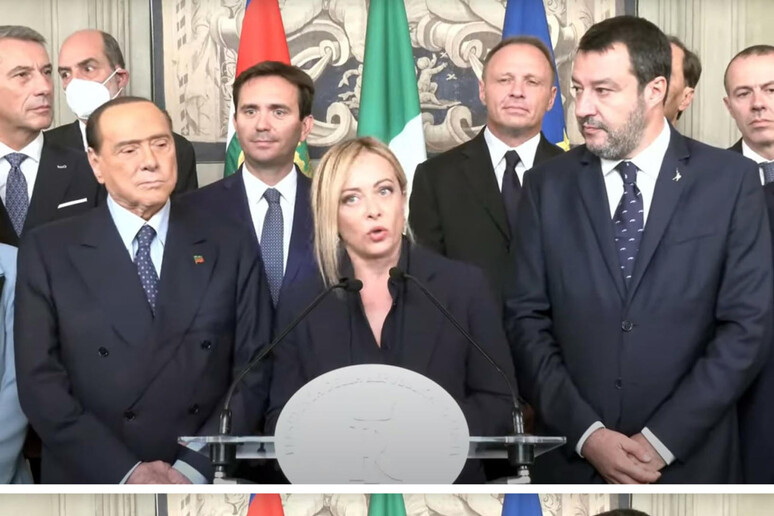 Sguardo Salvini-Berlusconi mentre Meloni parla è virale sui social - RIPRODUZIONE RISERVATA